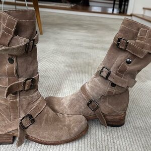 Silvano Sassetti Women's Distressed Taupe Suede Buckle Boots Italy Made Sz 38.5